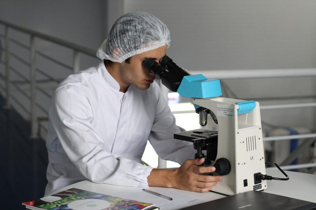 scientist, drugstore, microscope-2141259.jpg, bacteriologia
